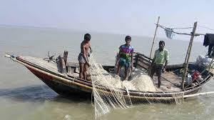 জলের ভাটায় জীবন: বাংলাদেশের জেলেদের সংগ্রাম, সংস্কৃতি ও টিকে থাকার গল্প
